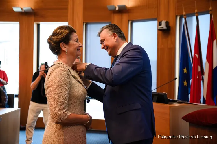 Bur­ge­mees­ter An­ne­ma­rie Penn-te Stra­ke van Maas­tricht krijgt Ko­nink­lij­ke on­der­schei­ding bij af­scheid
