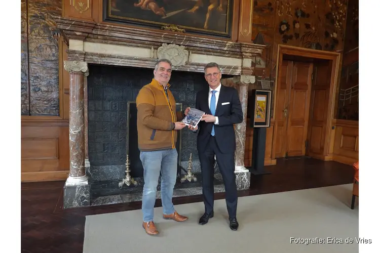Burgemeester Maastricht ontvangt de historische roman 'Een leven vol oorlog'